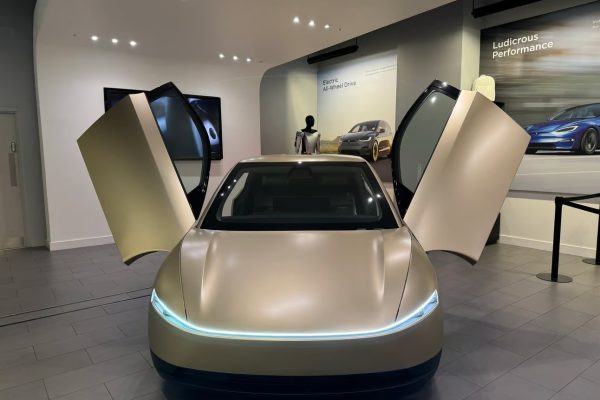 Színesen fröccsöntött karosszériával érkezik a Tesla Cybercab