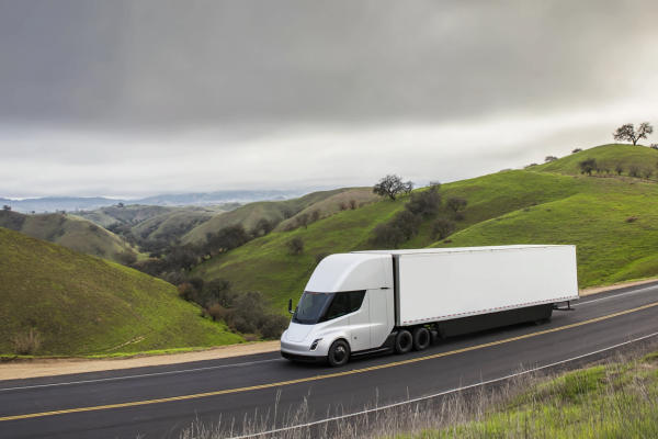 Hét év után végre közel a gyártáshoz a Tesla Semi kamion